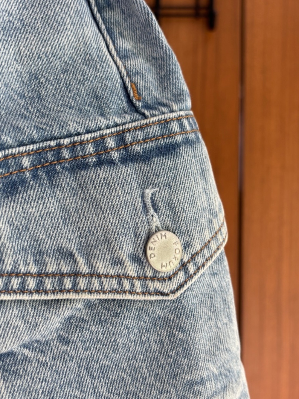 Aritzia Denim Forum The '90s Mid-Rise Cargo Mini Skirt Light Wash - Size 24 - Picture 16 of 16